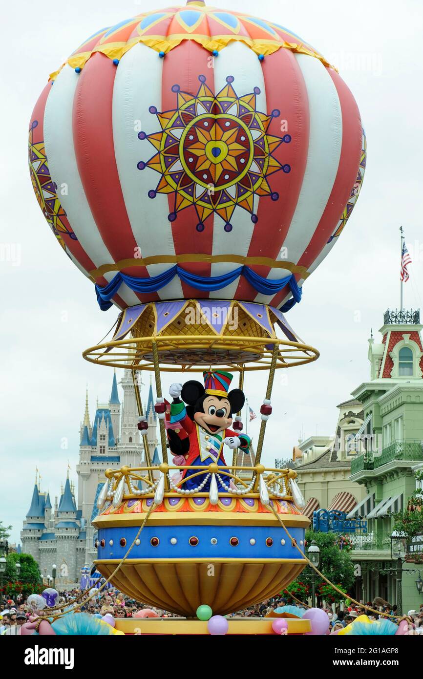 Topolino in mongolfiera, Festival of Fantasy Parade, Magic Kingdom Park, Walt Disney World, Orlando, Florida. Foto Stock