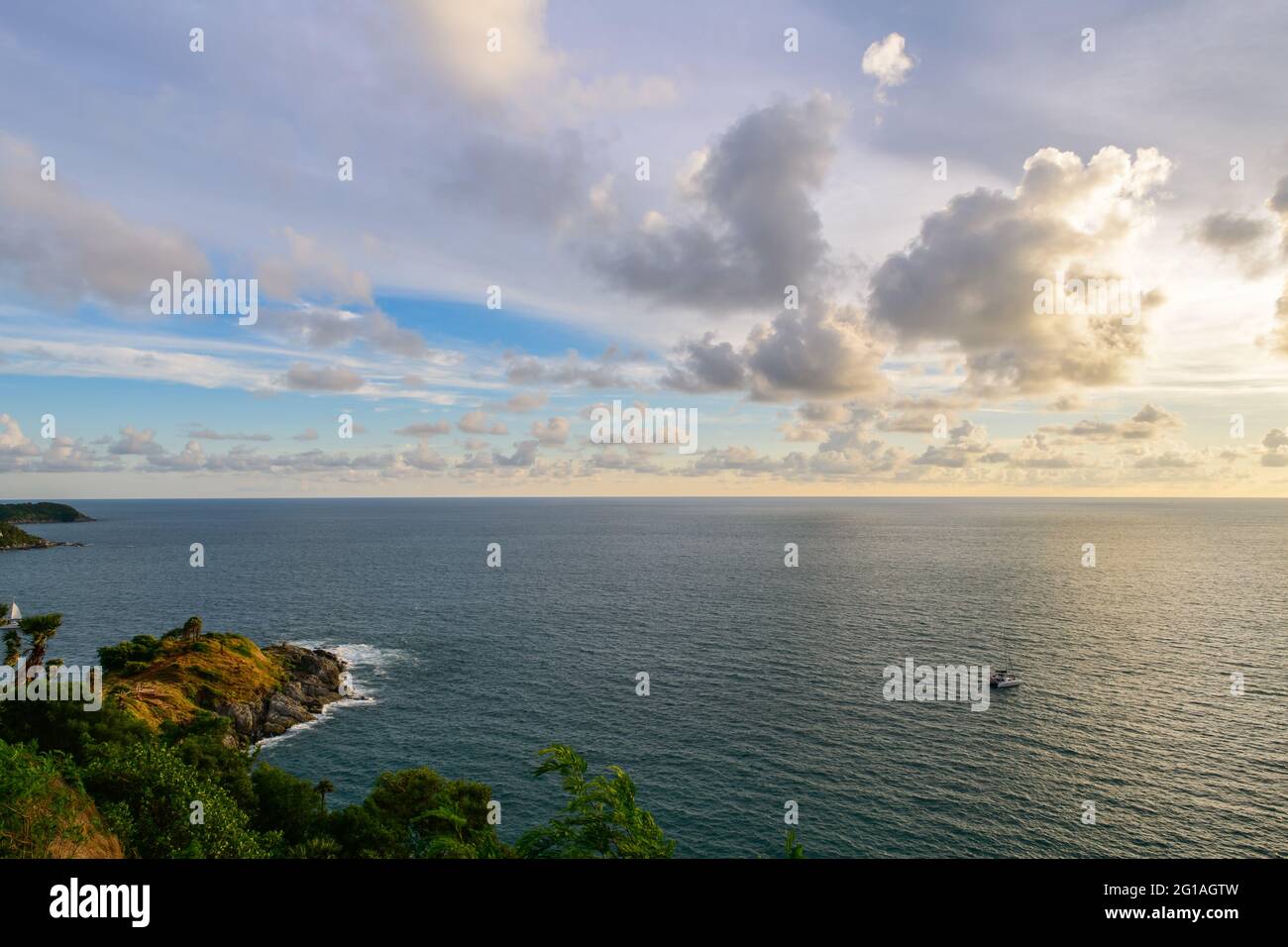 Cielo al tramonto a Phrom Thep Cape il punto panoramico dell'Isola di Phuket, la Perla del Mare delle Andamane, questo luogo è popolare per i turisti Foto Stock