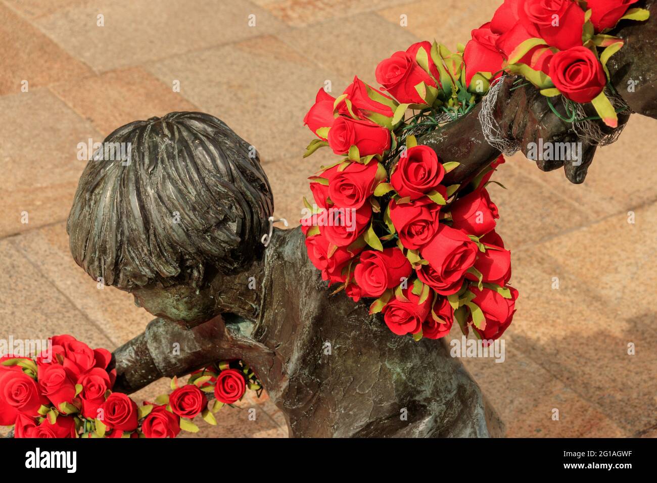 Statua della nonna e del bambino. Quartiere della Cattedrale, Blackburn; Lancashire. Foto Stock
