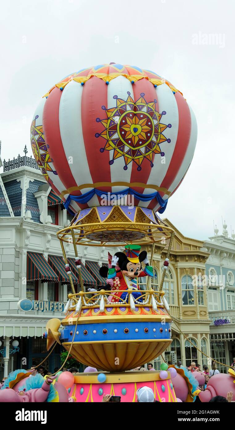 Topolino in mongolfiera, Festival of Fantasy Parade, Magic Kingdom Park, Walt Disney World, Orlando, Florida. Foto Stock