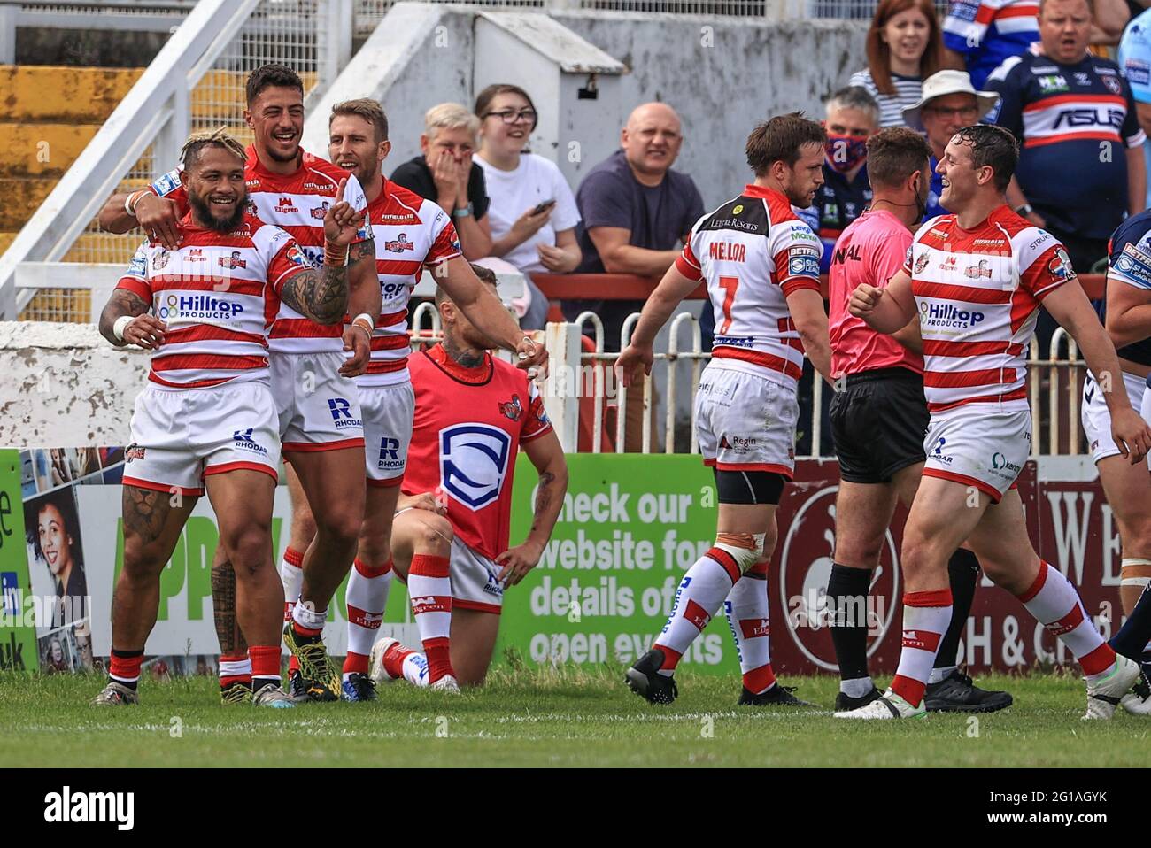 Wakefield, Regno Unito. 06 giugno 2021. Junior SA'u (4) di Leigh Centurions festeggia la sosta di una prova di Wakefield all'angolo a Wakefield, Regno Unito, il 6/6/2021. (Foto di Mark Cosgrove/News Images/Sipa USA) Credit: Sipa USA/Alamy Live News Foto Stock