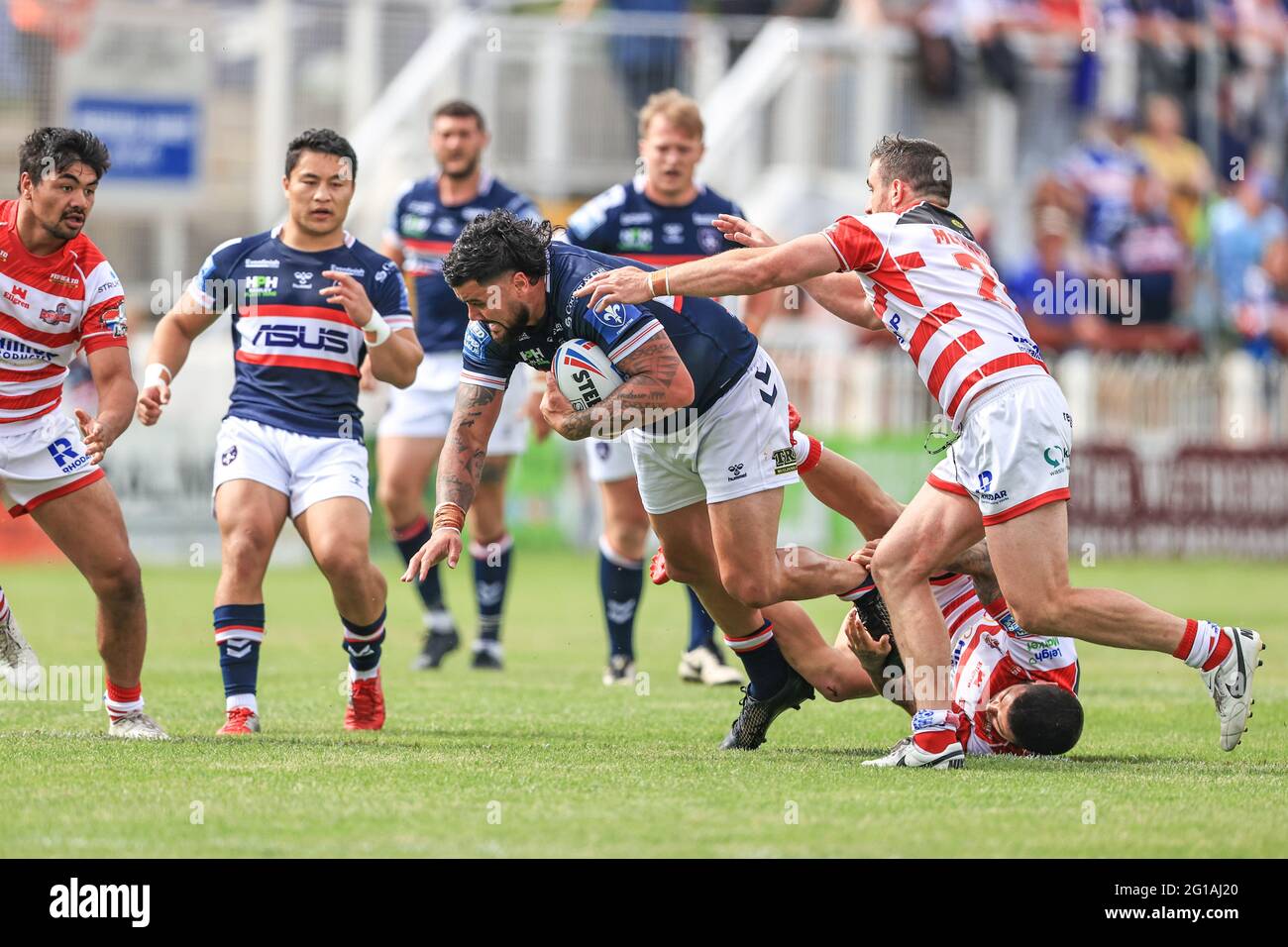 David Fifita (8) di Wakefield Trinity è affrontato da Nathan Peats (26) di Leigh Centurions e Tyrone McCarthy (21) di Leigh Centurions Foto Stock