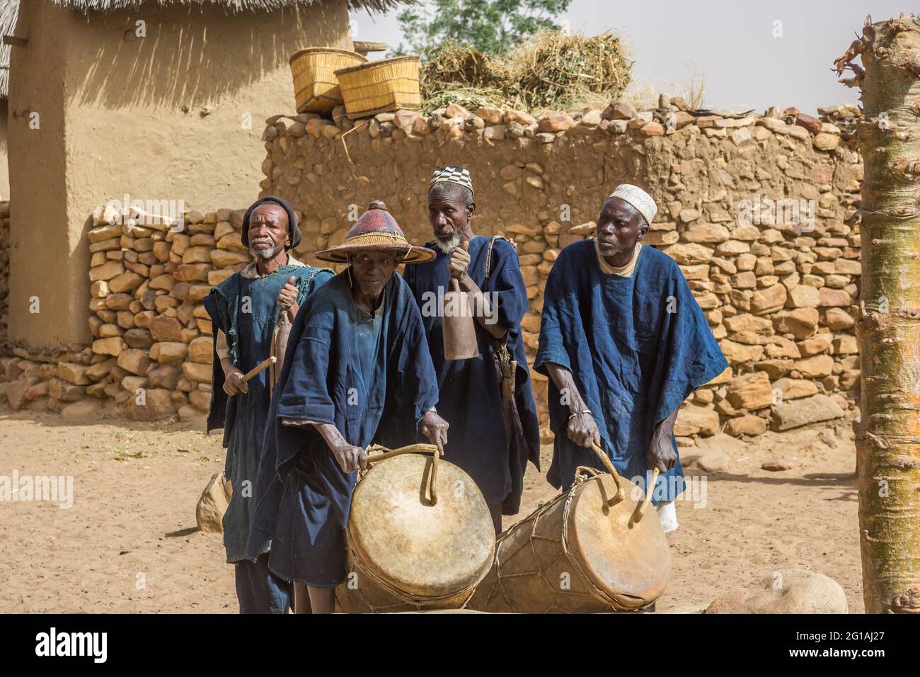 La danza funeraria Masquerade del Dogon, Mali Foto Stock