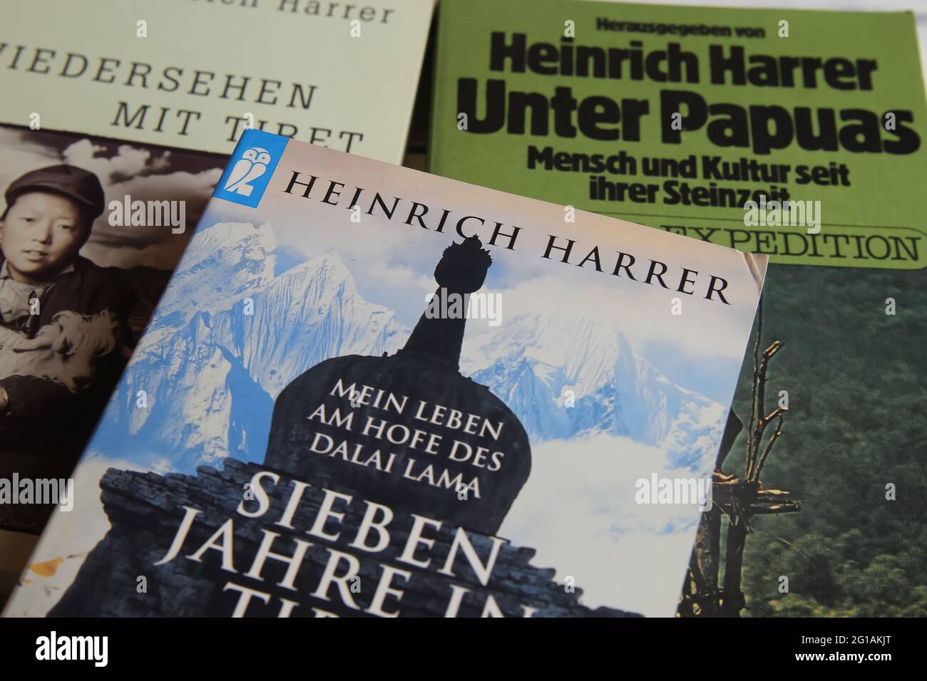 Viersen, Germania - 9 maggio. 2021: Primo piano di libri isolati di Heinrich Harrer con sette anni in tibet (primo piano sul centro della parola Heinrich Harrer) Foto Stock