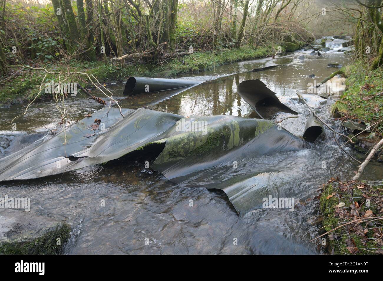 Liner di butile rotto a River Lash, Carmarthenshire, Galles, Regno Unito Foto Stock