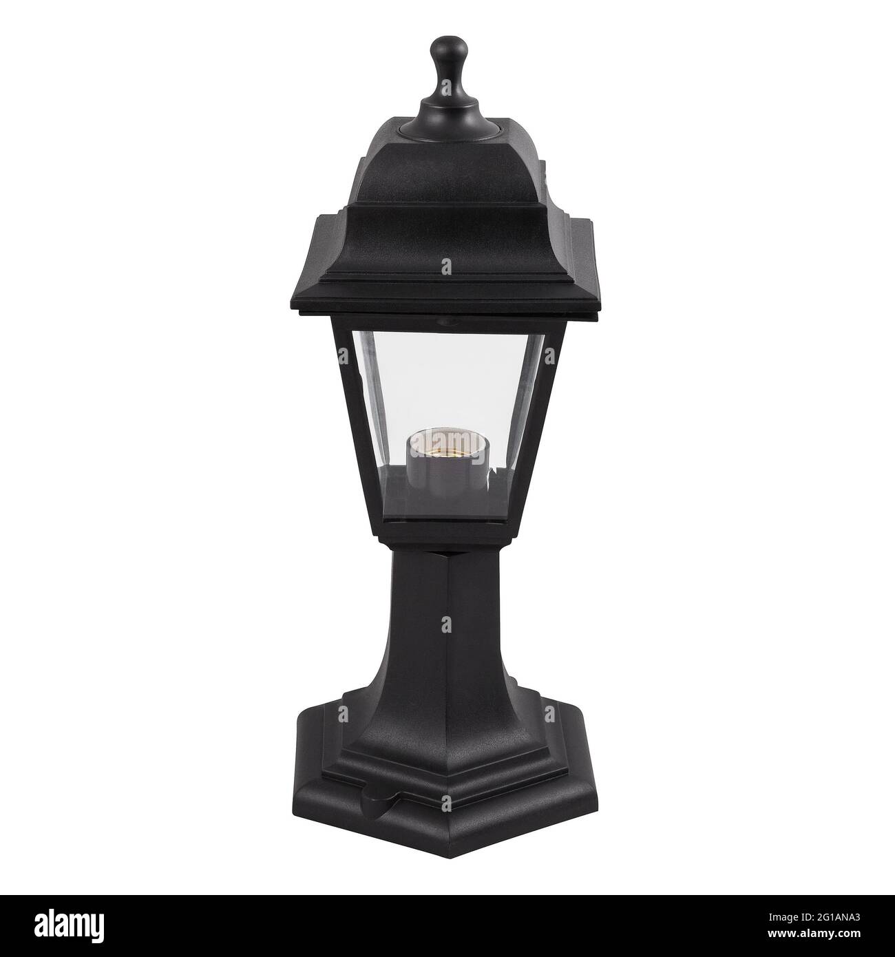Lanterna di plastica nera isolata su sfondo bianco. Lampada da giardino in plastica. Foto Stock