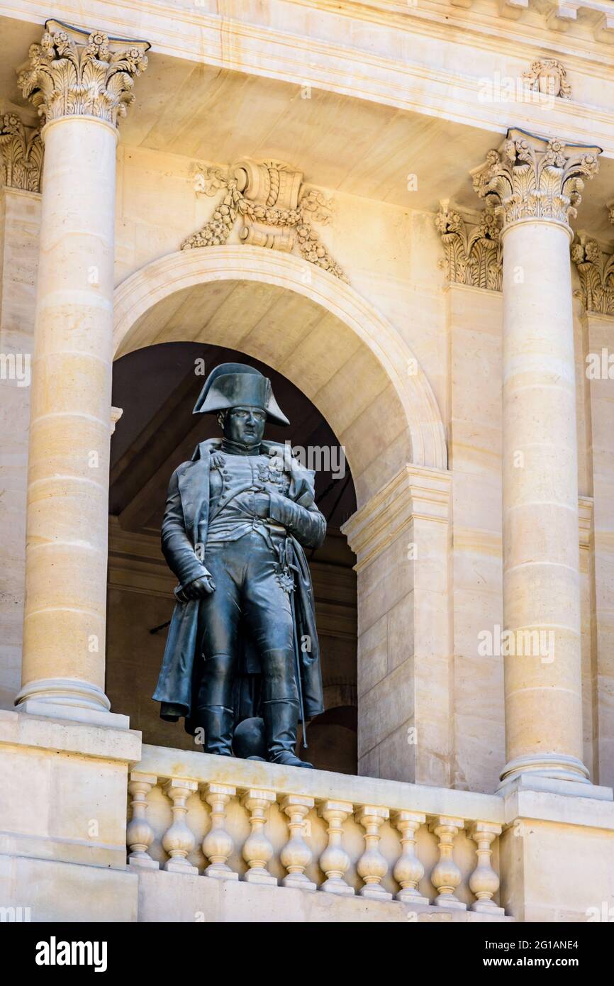 Vista ad angolo basso della statua di Napoleone Bonaparte sul balcone della facciata meridionale della corte d'onore dell'Hotel des Invalides a Parigi. Foto Stock