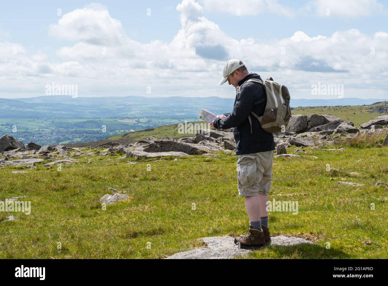 Dartmoor National Park, Devon, Regno Unito. 6 Giugno 2021. Regno Unito Meteo: Caldi incantesimi di sole su Dartmoor. Un camminatore controlla la sua mappa vicino a Great Staple Tor. Credit: Celia McMahon/Alamy Live News Foto Stock