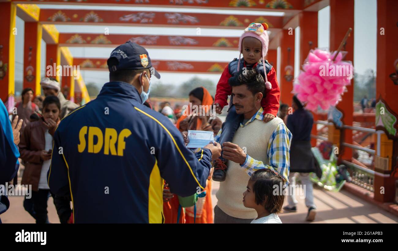 Haridwar, Uttarakhand India 06 aprile 2021. Poliziotti che diffonde consapevolezza della protezione da Coronavirus per rimanere al sicuro da Coronavirus durante Maha Kumbh 2021. Apple prores 422 filmati 4k di alta qualità. Foto Stock