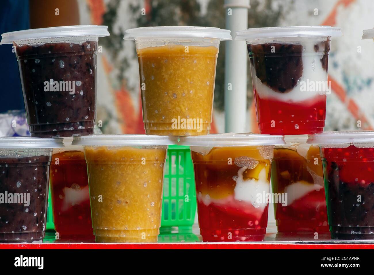 Jenang, i porridge tradizionali di Giava, Indonesia consistono di bubur sumsum, candil, porridge di riso rosso, servito con latte di cocco o zucchero di palma liquido Foto Stock