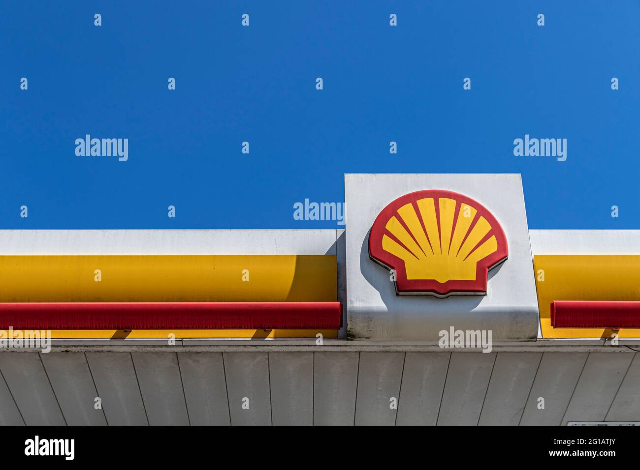 Il logo della Shell Oil Company su una stazione di benzina Shell contro un cielo blu in Queenstown Road, Battersea, SW London Foto Stock