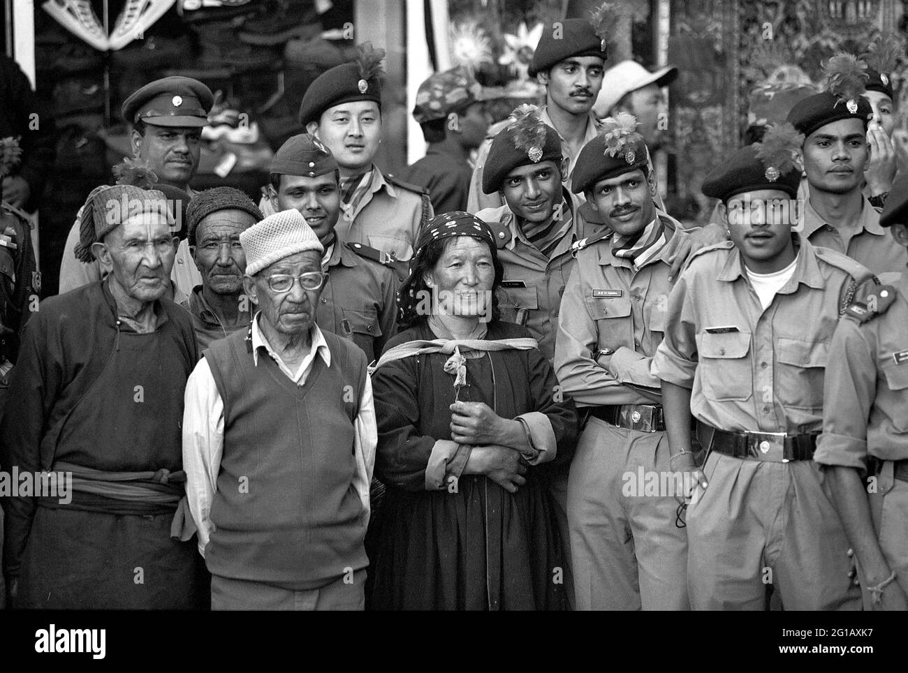 India, Kashmir, Ladakh, Leh. Cadetti militari indiani pongono per le immagini con Ladahkis. Luglio 2000 Foto Stock