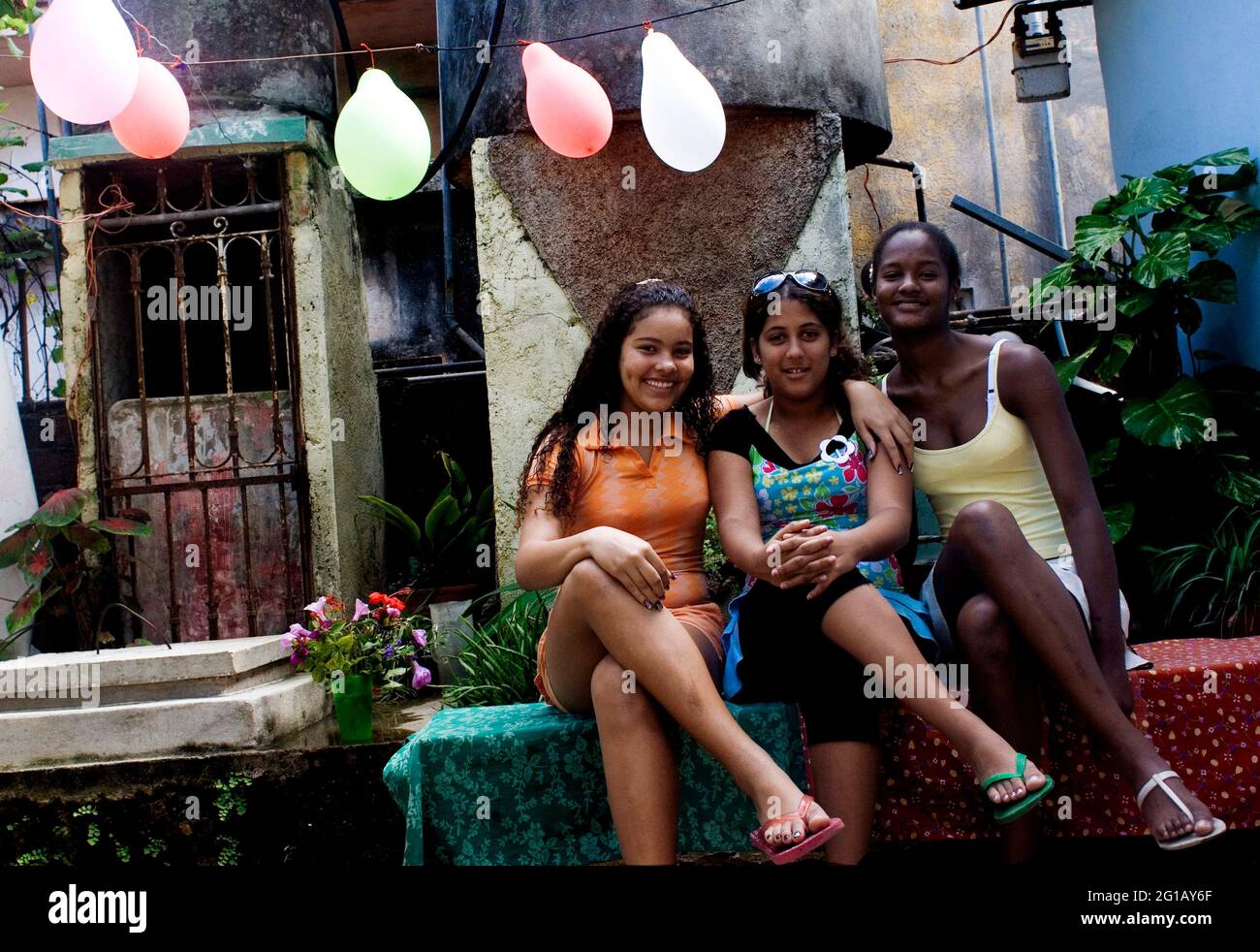 Giovani ragazze che posano davanti alla macchina fotografica. Havana City, 50° anniversario della rivoluzione socialista. Cinquant'anni dalla caduta del governo Batista. Così iniziò lo Stato rivoluzionario socialista, sotto le truppe di Fidel Castro, che Guevara e Camilo Cienfuegos. Nel 2009, mentre la società cubana rimane in costante adattamento e dopo che il regime è entrato in un nuovo periodo post-sovietico sociale ed economico, Cuba riflette la necessità di cambiamenti rivoluzionari odierni. L'Avana, Cuba. 31 dicembre 2008. Foto Stock