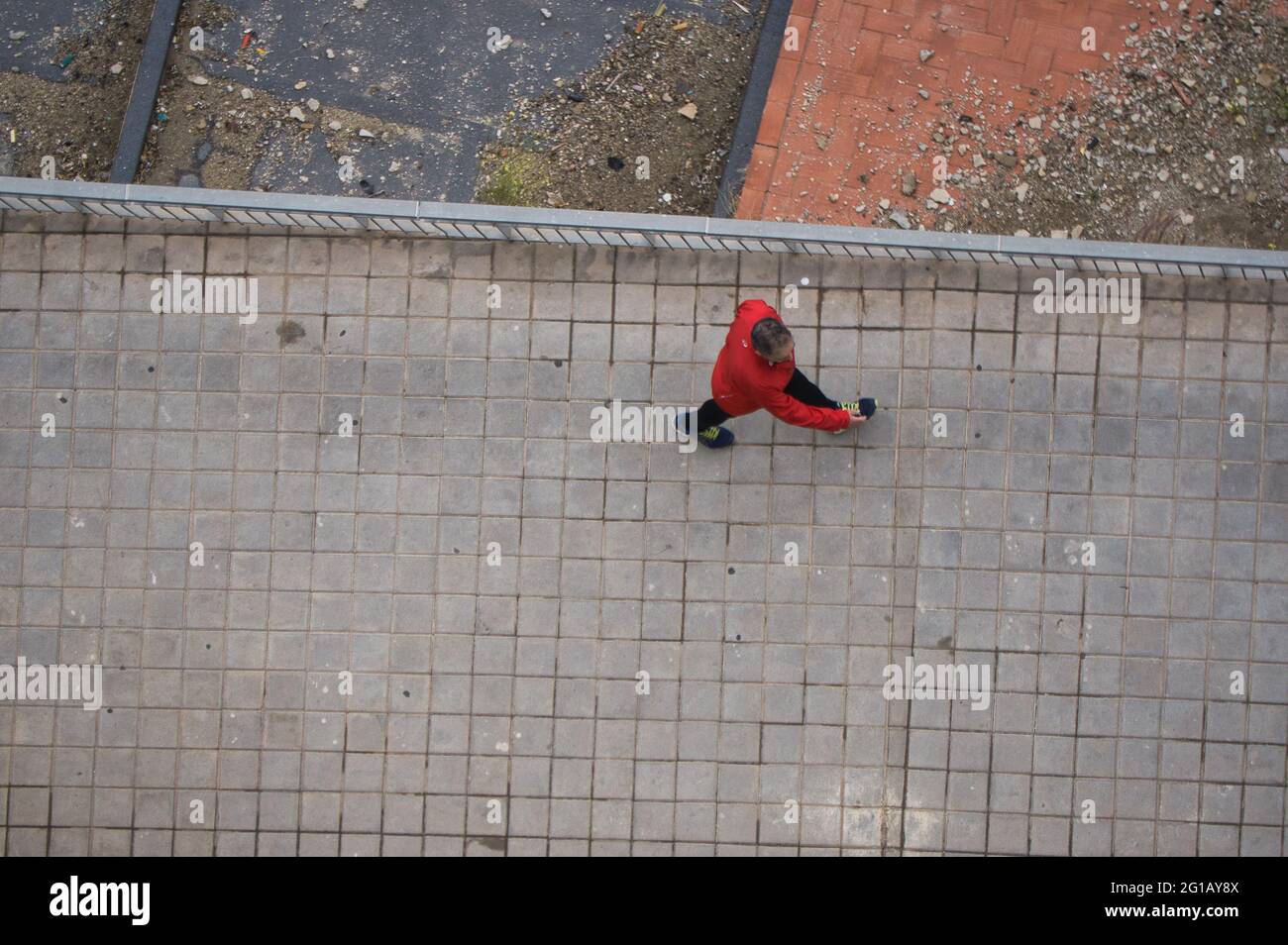 Vista aerea di una persona che cammina per le strade della città di Alicante, nella Comunità Valenciana, Spagna. Paesaggio Foto Stock