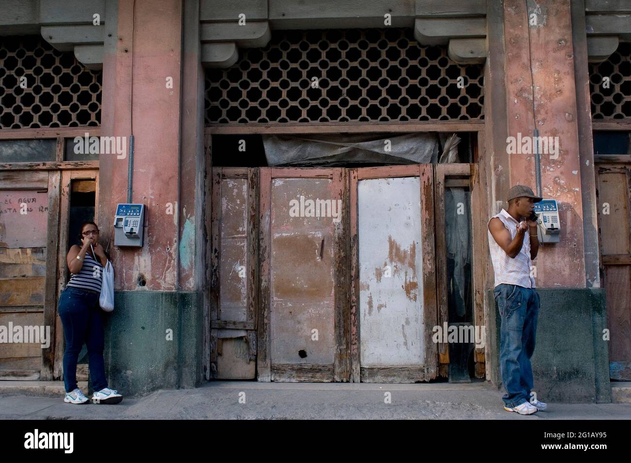 Telefono pubblico. Havana City, 50° anniversario della rivoluzione socialista. Cinquant'anni dalla caduta del governo Batista. Così iniziò lo Stato rivoluzionario socialista, sotto le truppe di Fidel Castro, che Guevara e Camilo Cienfuegos. Nel 2009, mentre la società cubana rimane in costante adattamento e dopo che il regime è entrato in un nuovo periodo post-sovietico sociale ed economico, Cuba riflette la necessità di cambiamenti rivoluzionari odierni. L'Avana, Cuba. 2 gennaio 2009. Foto Stock