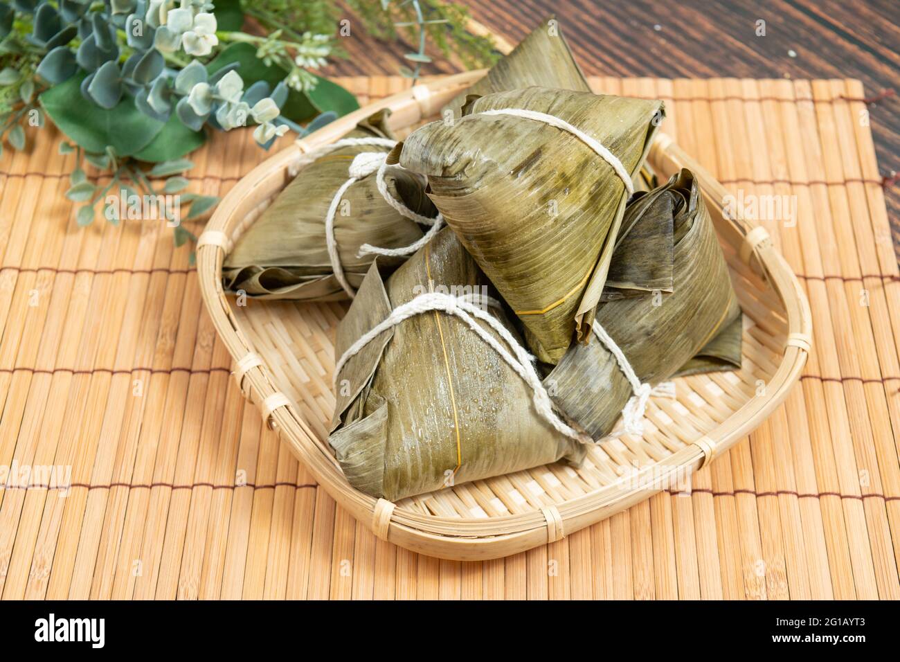 Gnocchi di riso è un piatto di riso cinese tradizionale fatto di riso glutinoso e avvolto in foglie di bambù, Dragon Boat Festival sta facendo e mangiando zongzi Foto Stock