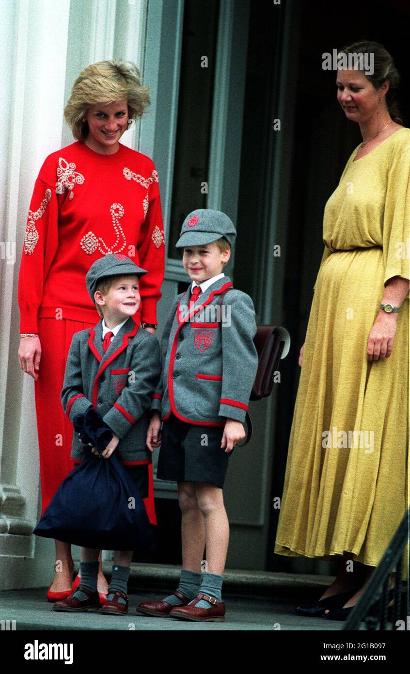 File foto datata 15/09/1989 del Principe Harry (a sinistra), cinque anni, si unisce al fratello Principe Guglielmo, sette anni, il suo primo giorno alla Wetherby School a Notting Hill, a Londra Ovest. I giovani principi sono raffigurati con la loro madre, la Principessa di Galles (a sinistra), e la direttrice della scuola, Frederika Blair-Turner. La Duchessa del Sussex ha dato alla luce una figlia di 7lb 11oz, Lilibet 'Lili' Diana Mountbatten-Windsor, venerdì in California e sia madre che bambino sono sani e bene, ha detto il segretario di stampa di Meghan. Data di emissione: Domenica 6 giugno 2021. Foto Stock