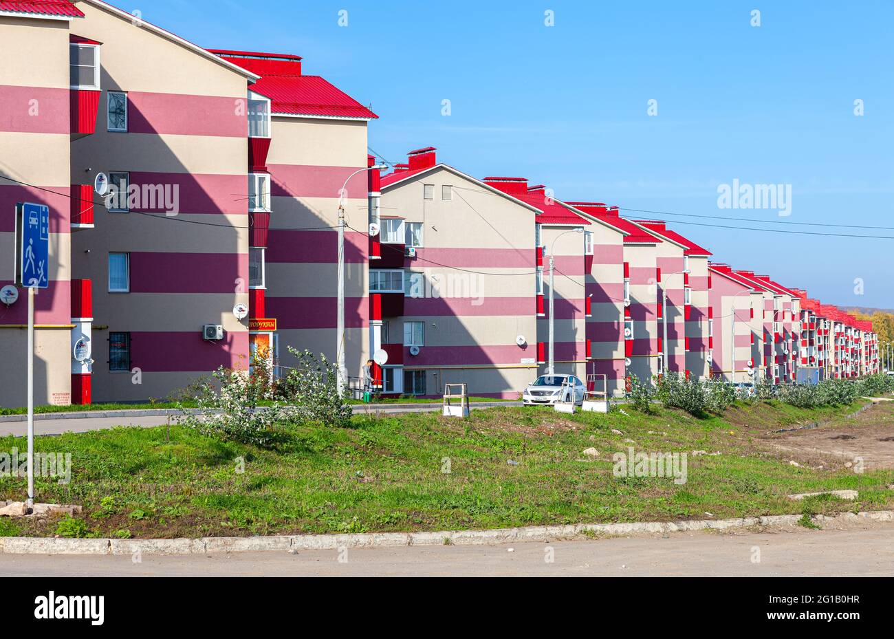 Samara, Russia - 9 ottobre 2016: Edifici residenziali di bassa altezza nel microdistretto della città. Nuovo quartiere residenziale della città di mattoni a quattro piani h Foto Stock