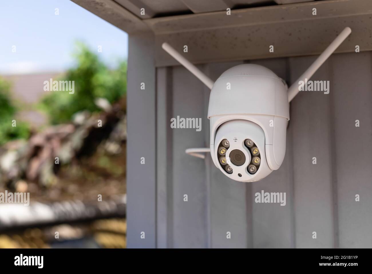 Moderna telecamera di sorveglianza wifi CCTV installata nel garage Foto Stock