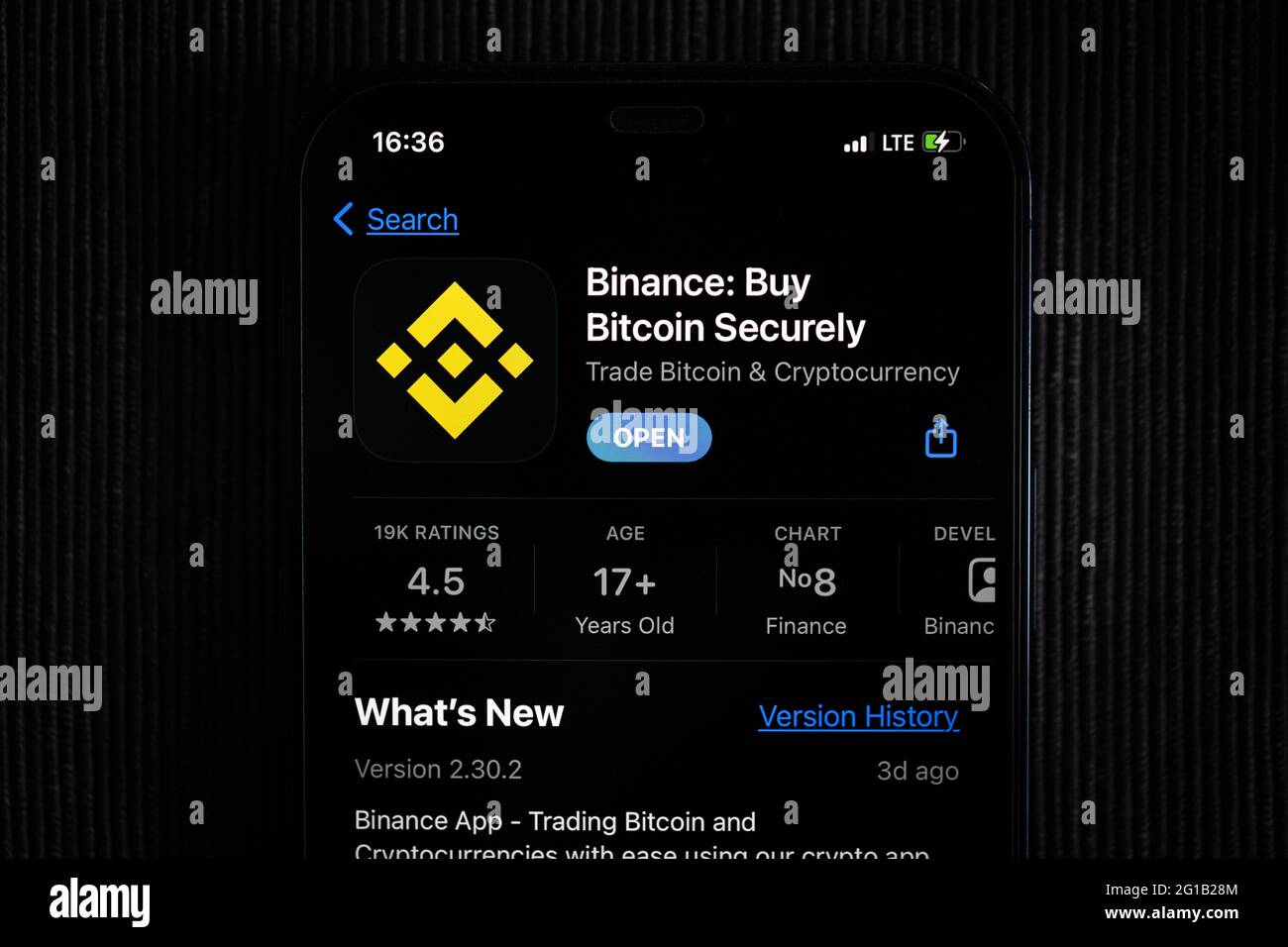 App Binance nell'Apple App Store visualizzata sullo schermo di un iPhone 12. Foto Stock