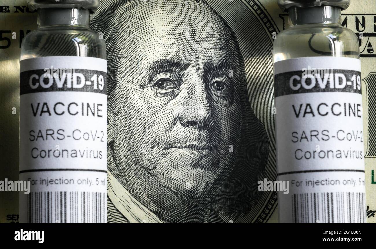 Fiale per vaccini COVID-19 e bolletta del dollaro, ritratto di Franklin sulle banconote e sulle bottiglie di droga del coronavirus. Concetto di prezzo del vaccino, costo, busi Foto Stock
