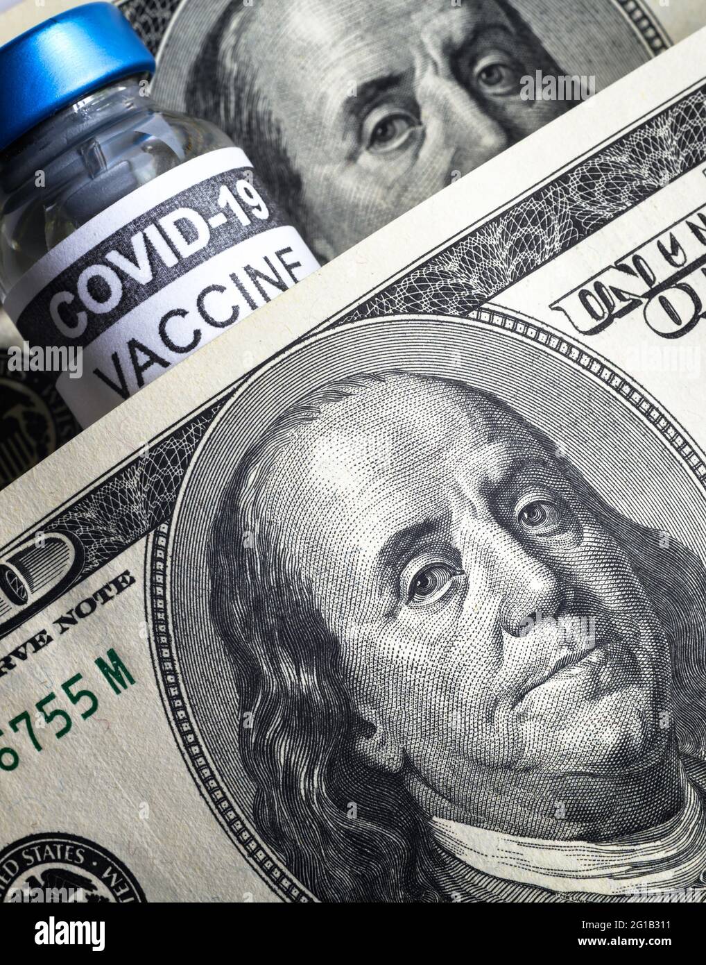 Bollette del dollaro e bottiglia di vaccino COVID-19, banconote da 100 dollari USA con fiala di vaccino del coronavirus primo piano. Concetto di prezzo di immunizzazione, costo, vendita, mercato Foto Stock
