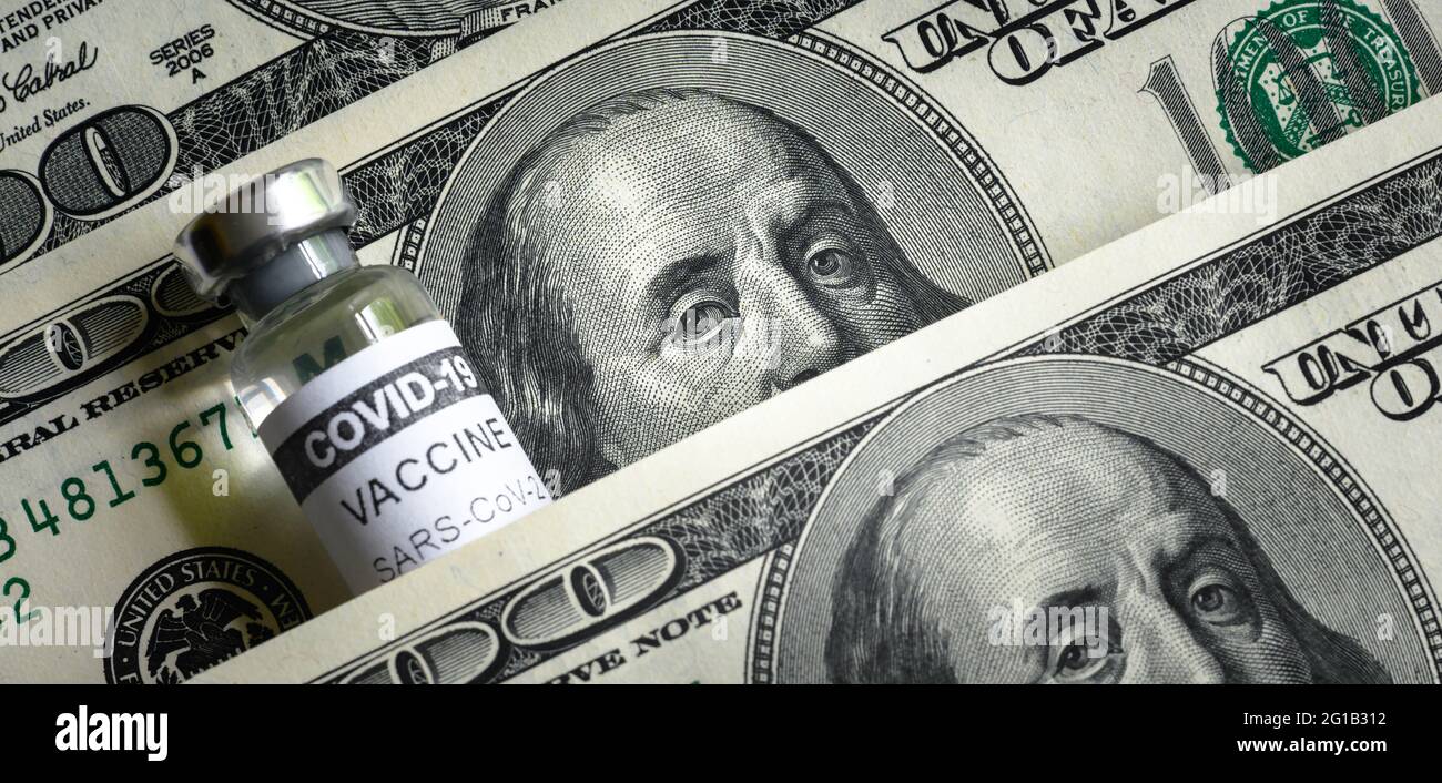 Bollette del dollaro e flaconcino di vaccino COVID-19, banconote da 100 dollari USA con bottiglia di vaccino del coronavirus primo piano. Concetto di vaccinazione, Wall Street, mercato ed e Foto Stock
