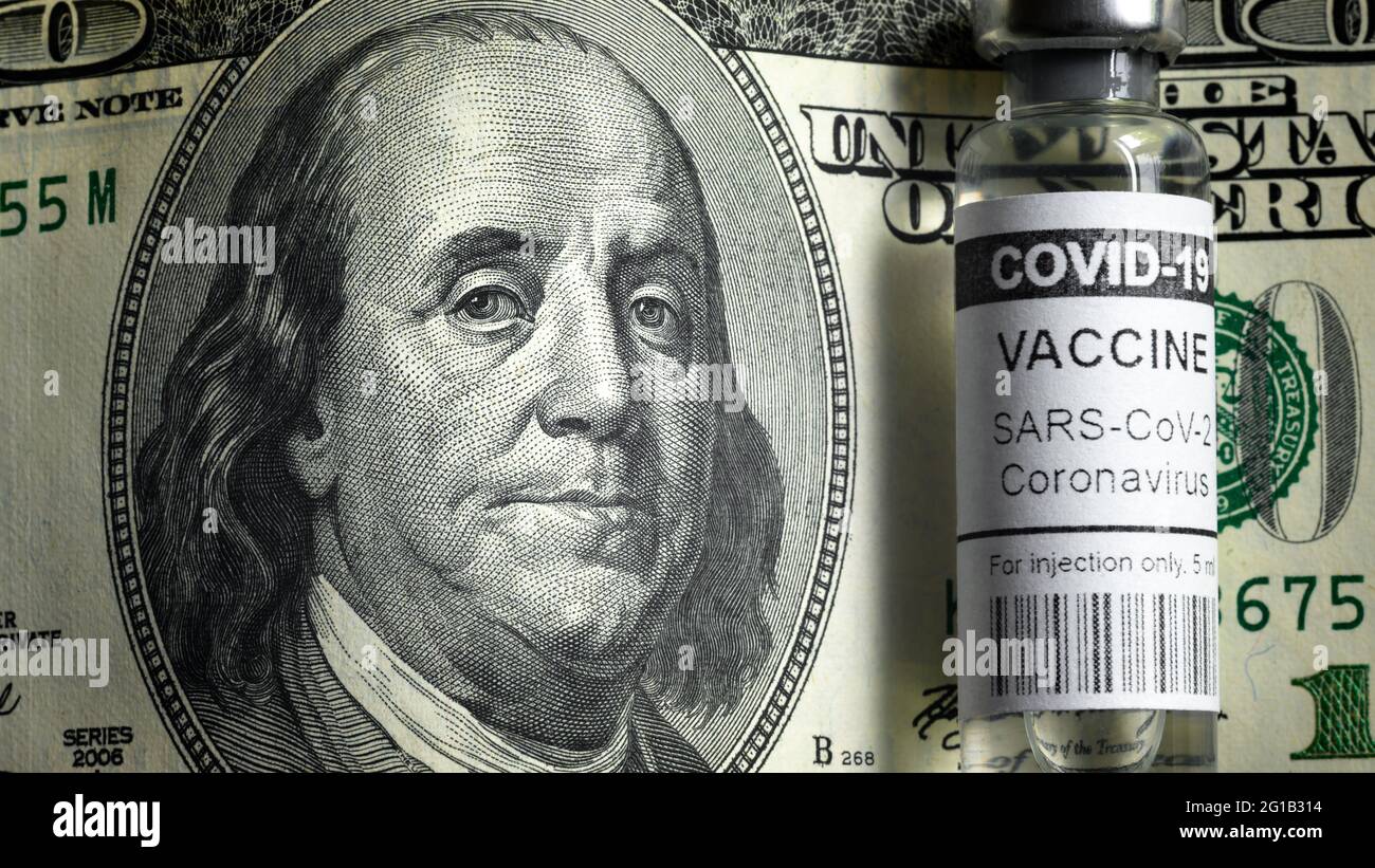Flaconcino di vaccino COVID-19 e primo piano di banconote da dollaro, ritratto di Franklin sulla bolletta finanziaria statunitense e bottiglia di vaccino del coronavirus. Concetto di vaccinazione, distribuzione Foto Stock