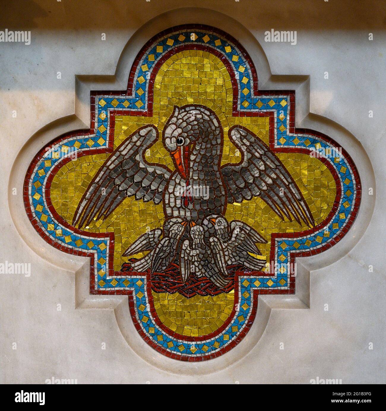 Mosaico di un pellicano che alimenta la sua prole con la sua carne e il suo sangue come simbolo di Gesù Cristo. Votivkirche, Wien – Chiesa votiva, Vienna, Austria. Foto Stock