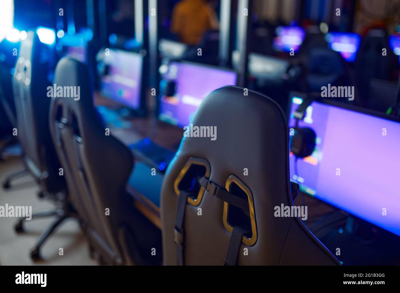 Fila di monitor con cuffie, club di gioco, nessuno Foto Stock