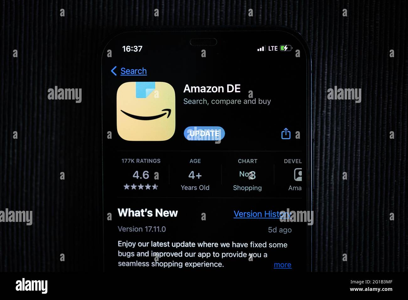 App Amazon nell'App Store di Apple, visualizzata sullo schermo di un iPhone  12 Foto stock - Alamy