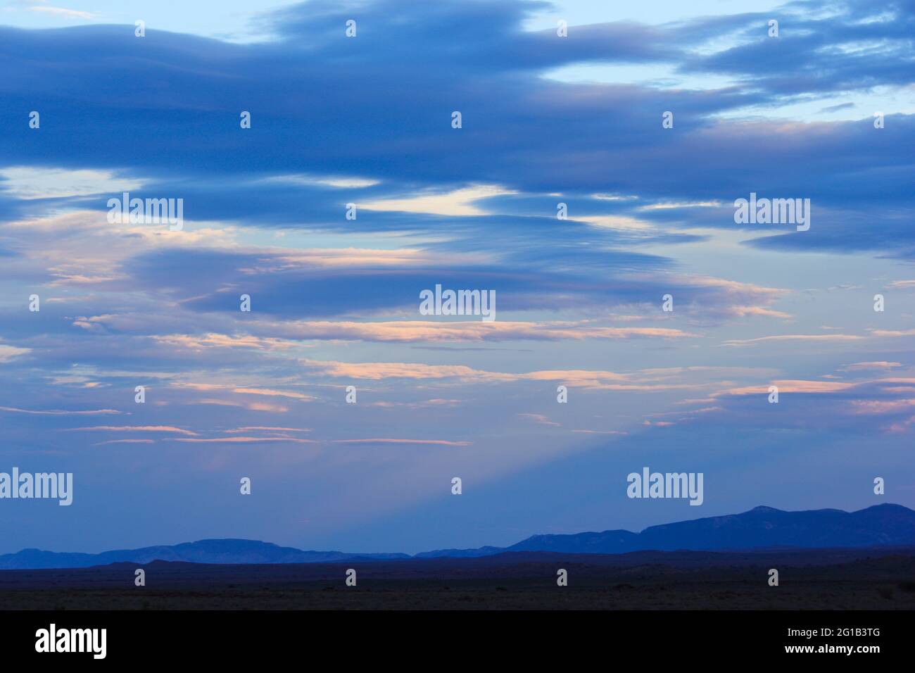 Orizzonte Nightfall Cloudscape con catena montuosa Foto Stock