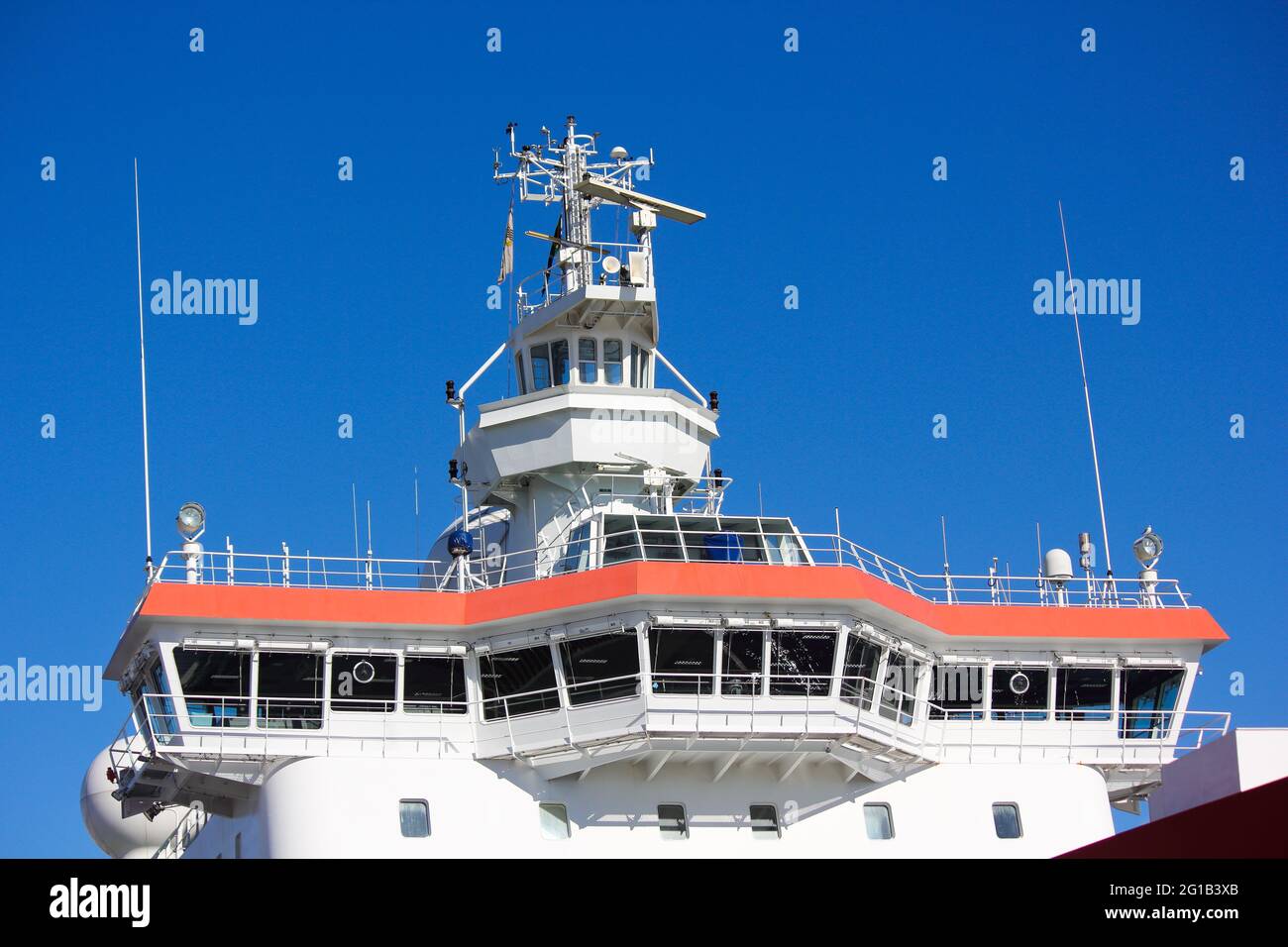 Moderno Ship Command Bridge e Crow Nest Foto Stock