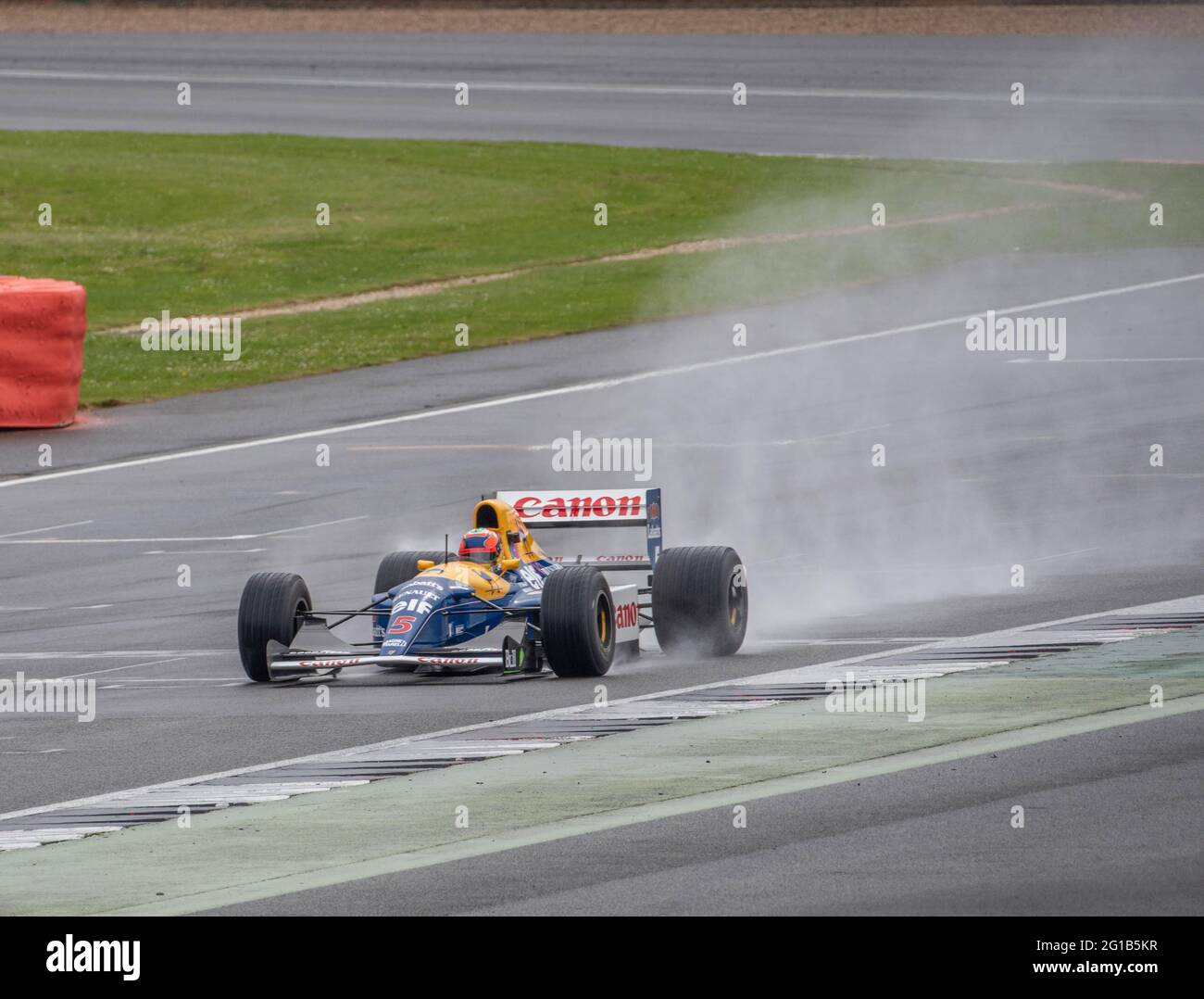 Il campionato volenteroso F1 Car Williams FW14B ruggisce per la prima volta su un Silverstone bagnato dal 1994 guidato da Karun Chandhok Foto Stock