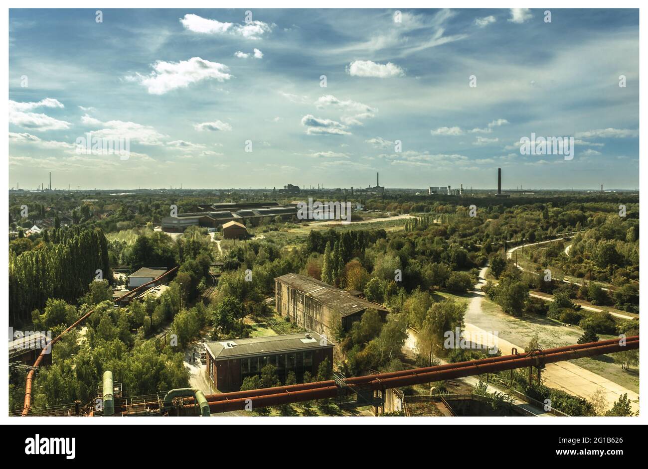 Zollverein collisione e parco paesaggistico Duisburg Nord - tunnel e ponte presso la struttura vuota - Space Center lancio razzo. Foto Stock