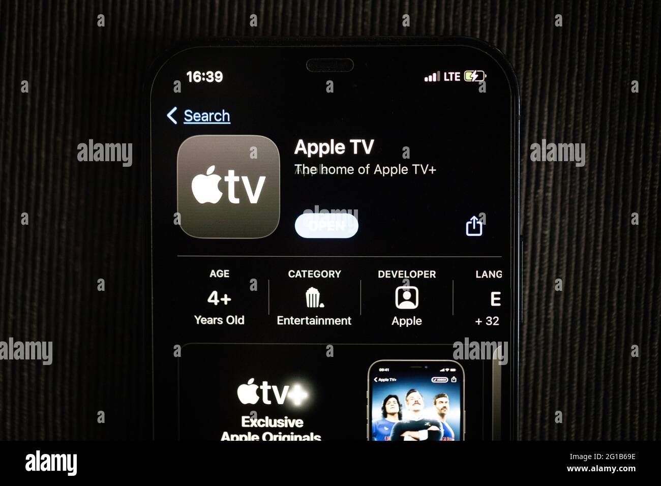 App Apple TV nell'Apple App Store visualizzata sullo schermo di un iPhone 12. Foto Stock