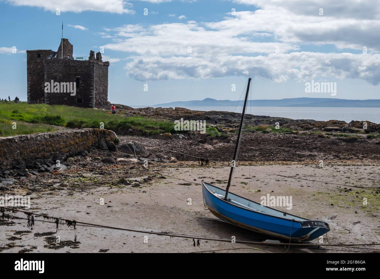 Portencross, Scozia, Regno Unito. 6 giugno 2021. Regno Unito Meteo: La marea è fuori al porto con il Castello di Portencross sullo sfondo e l'Isola di Arran all'orizzonte. Credito: SKULLY/Alamy Live News Foto Stock
