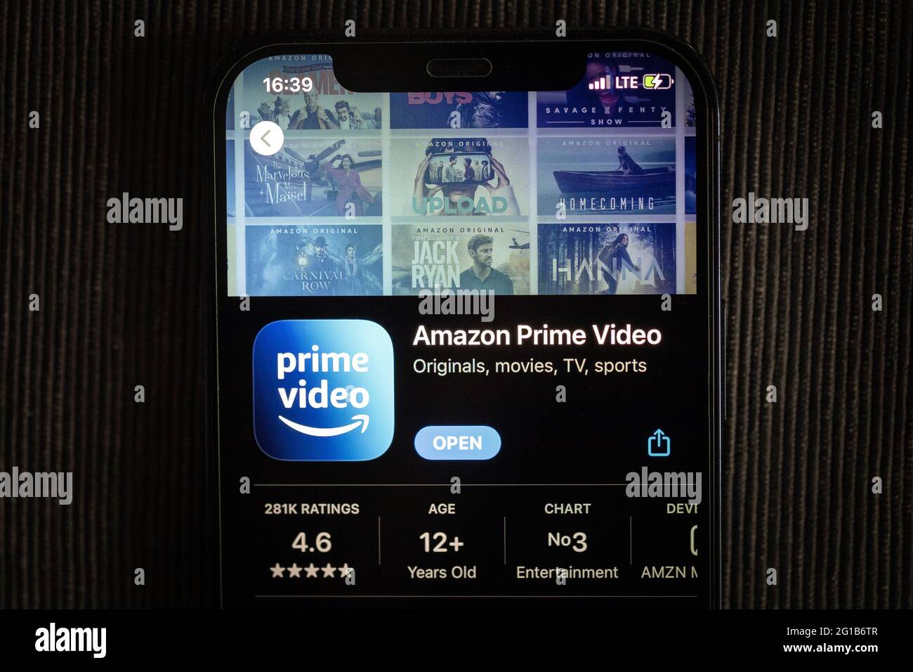App video Amazon prime su Apple App Store visualizzata sullo schermo di un iPhone 12. Foto Stock