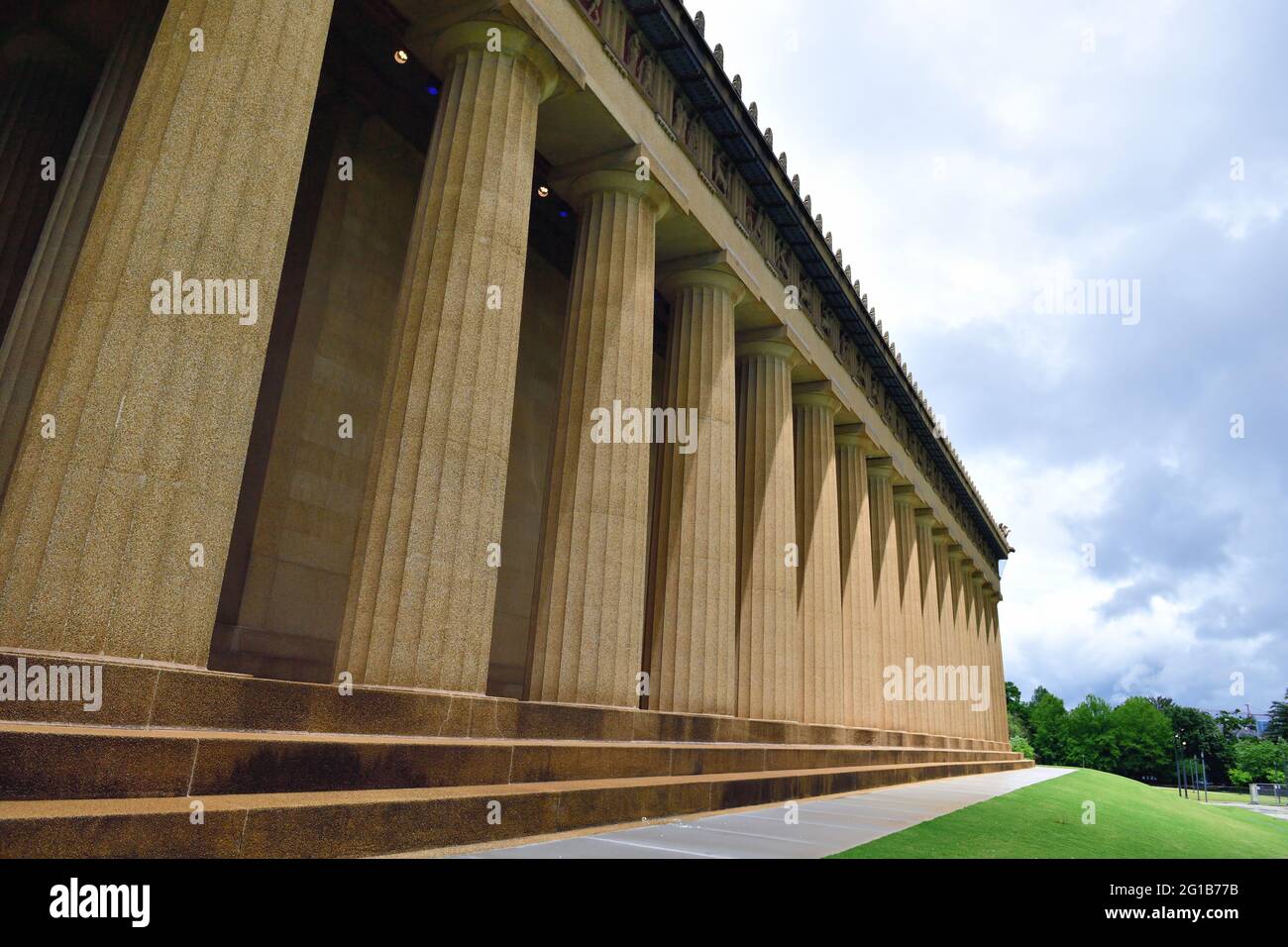 Nashville, Tennessee, Stati Uniti. Il Partenone nel Centennial Park è una replica completa dell'originale ad Atene, in Grecia. Foto Stock Nashville, Tennessee, Stati Uniti. Il Partenone nel Centennial Park è una replica completa dell'originale ad Atene, in Grecia. Foto Stock