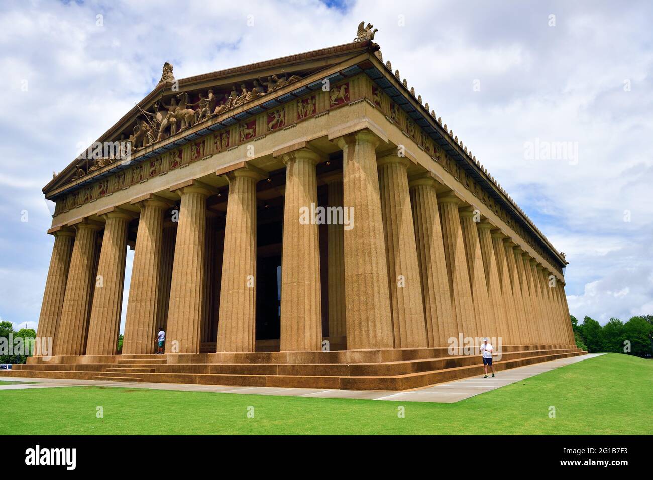 Nashville, Tennessee, Stati Uniti. Il Partenone nel Centennial Park, una replica in scala completa del Partenone originale ad Atene, in Grecia. Foto Stock Nashville, Tennessee, Stati Uniti. Il Partenone nel Centennial Park, una replica in scala completa del Partenone originale ad Atene, in Grecia. Foto Stock