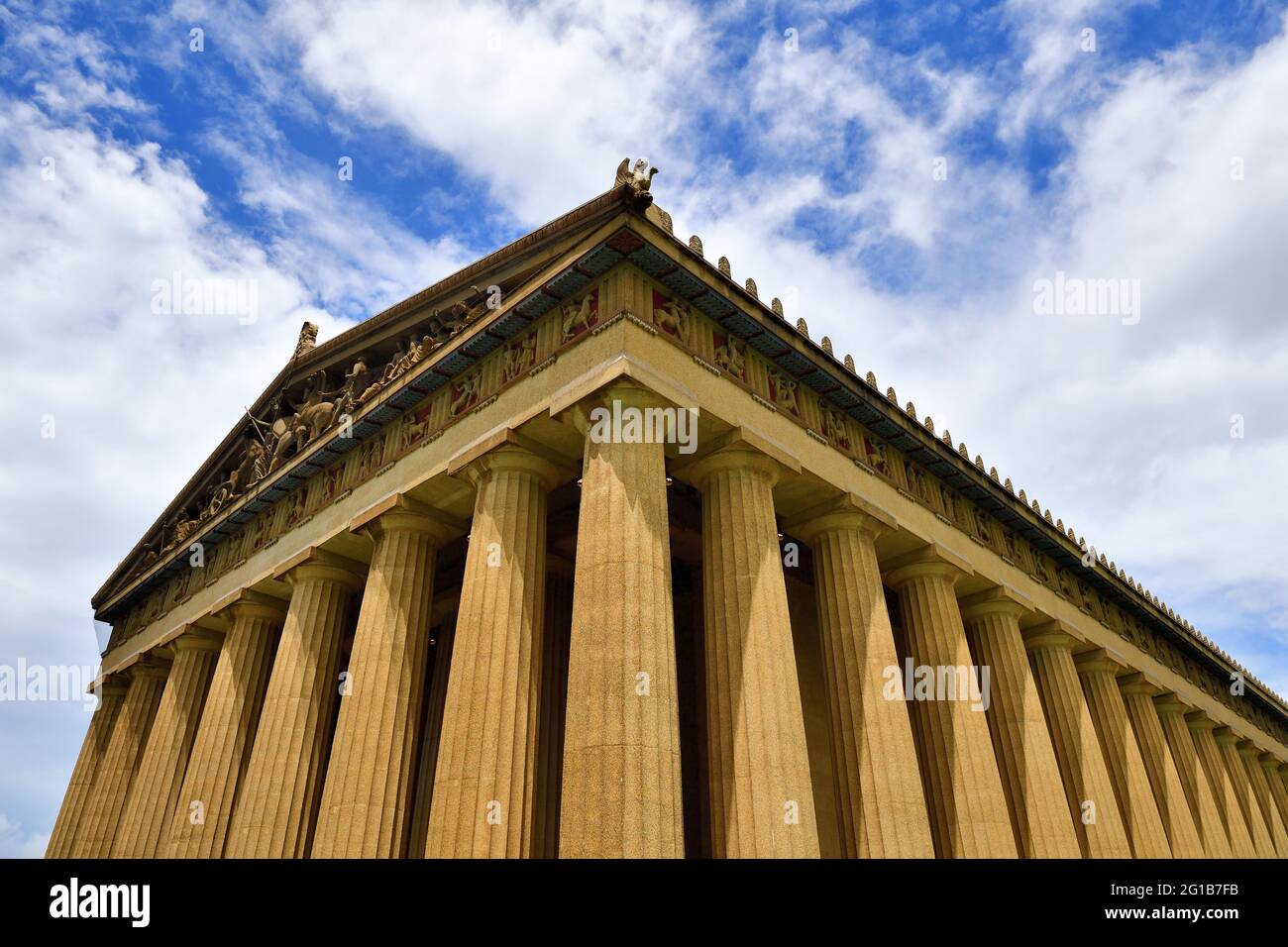 Nashville, Tennessee, Stati Uniti. Il Partenone nel Centennial Park, una replica in scala completa del Partenone originale ad Atene, in Grecia. Foto Stock Nashville, Tennessee, Stati Uniti. Il Partenone nel Centennial Park, una replica in scala completa del Partenone originale ad Atene, in Grecia. Foto Stock