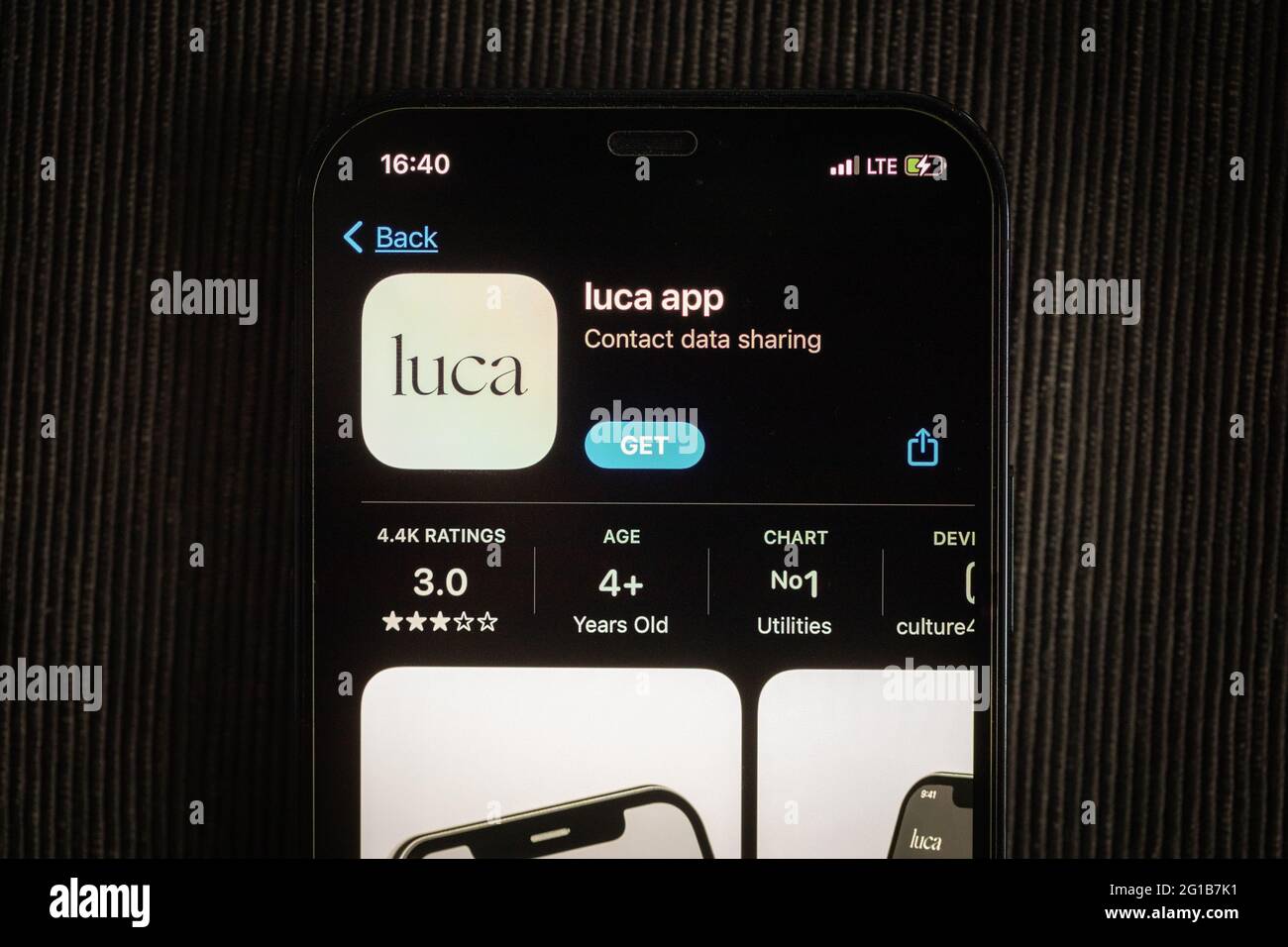 App Luca nell'Apple App Store visualizzata sullo schermo di un iPhone 12. Foto Stock