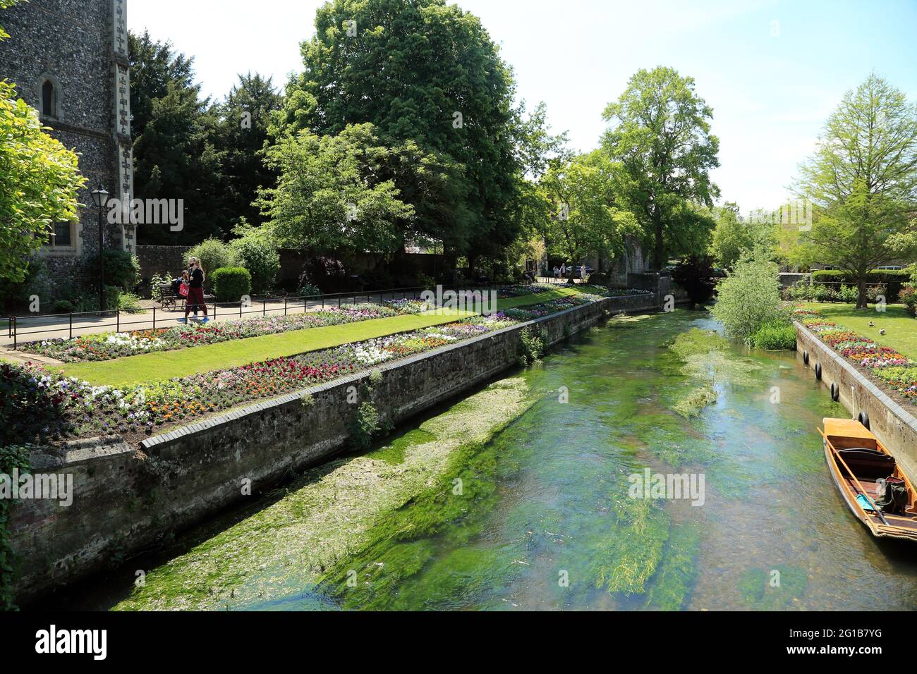 Vista del fiume Great Stour dal ponte a West Gate Tower, Canterbury, Kent, Inghilterra, Regno Unito Foto Stock