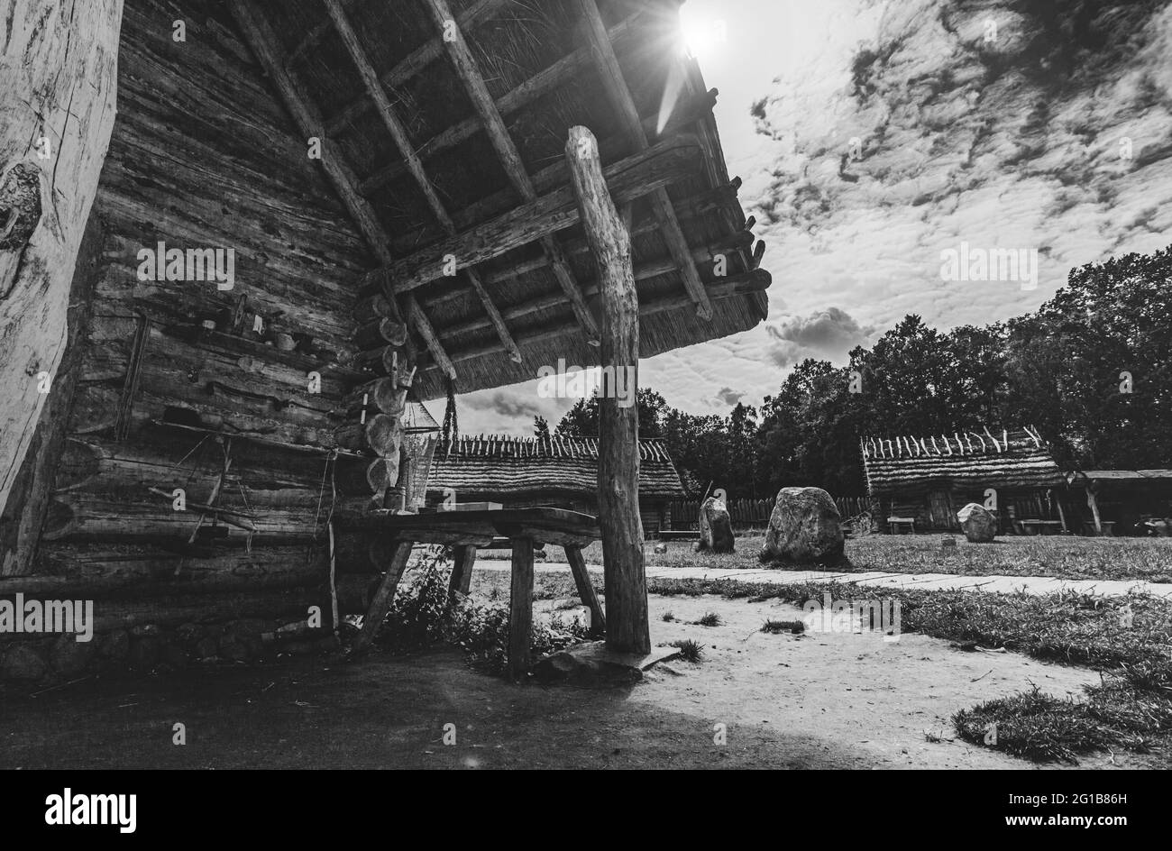 Fortificazioni Fort dal Medioevo nel museo all'aperto a metà estate. Struttura di difesa indipendente come struttura di fuga nel villaggio. Foto Stock