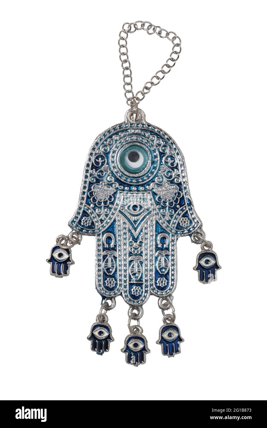 Mascotte mediorientali di hamsa in metallo su catena argentata isolata su bianco Foto Stock