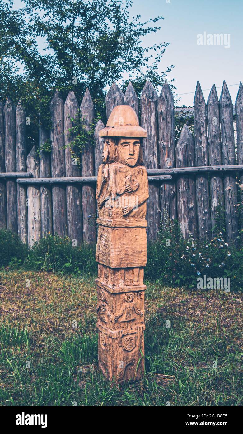 Buddha il risveglio - Monumento statua in legno come un memoriale all'aperto. Foto Stock