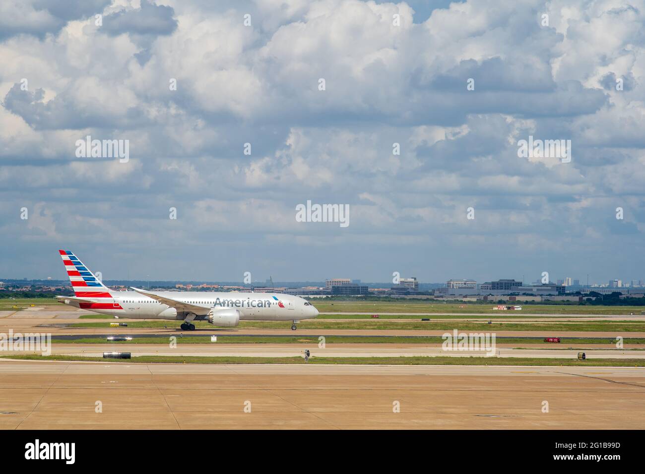 American Airlines Boeing 787-800 Dreamliner all'aeroporto internazionale DFW di Runway pronto a decollo in un giorno nuvoloso Foto Stock