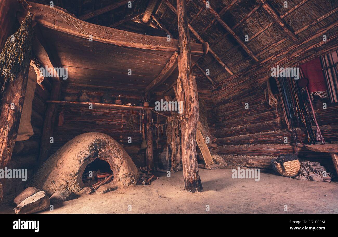 Vecchia capanna di legno e capanna di pescatori. Primo piano di una vecchia capanna nel Medioevo. Vecchia capanna di pescatori e capanna di legno con spezie e pentole. Malvagi morti. Foto Stock