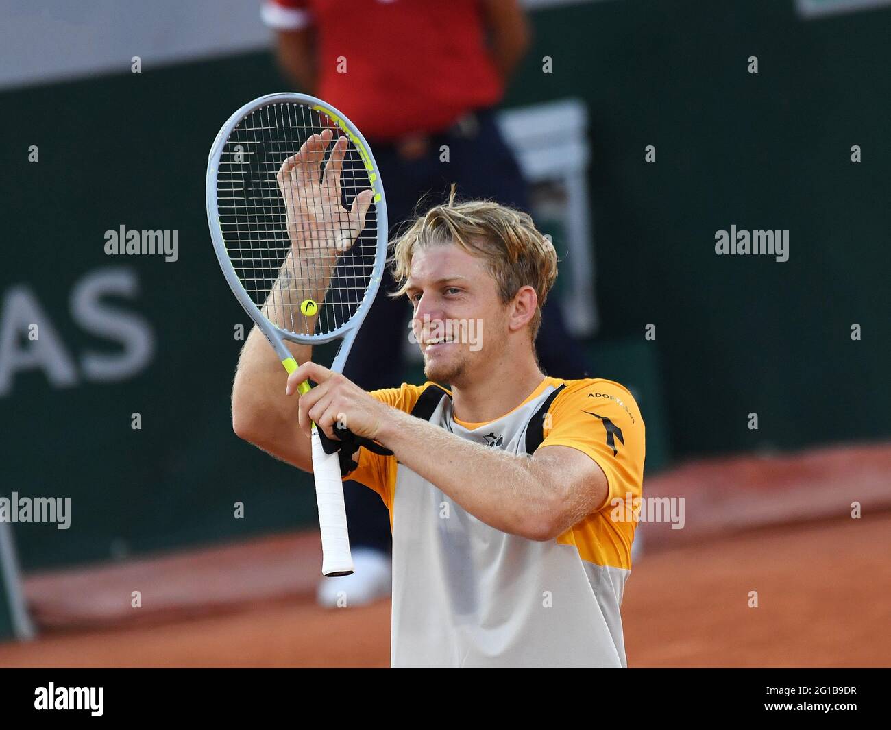 Parigi, fra. 06 giugno 2021. Paris, Roland Garros, French Open Day 8 06/06/2021 Alejandro Davidovich Fokina (ESP) celebra come batte Federico Delbonis (ARG) nella quarta partita Credit: Roger Parker/Alamy Live News Foto Stock
