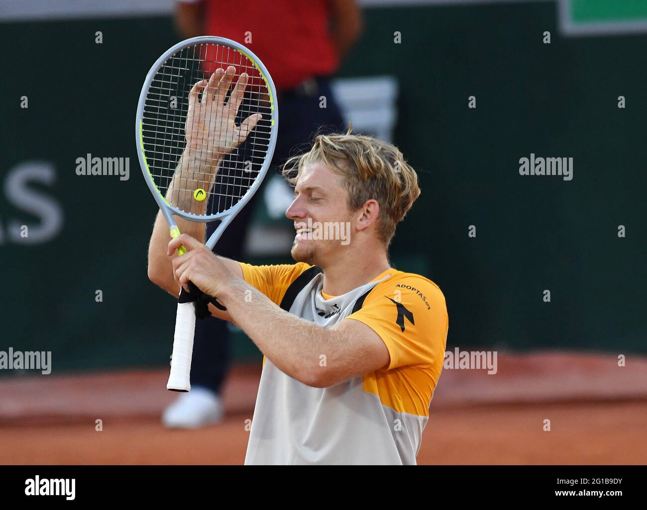 Parigi, fra. 06 giugno 2021. Paris, Roland Garros, French Open Day 8 06/06/2021 Alejandro Davidovich Fokina (ESP) celebra come batte Federico Delbonis (ARG) nella quarta partita Credit: Roger Parker/Alamy Live News Foto Stock